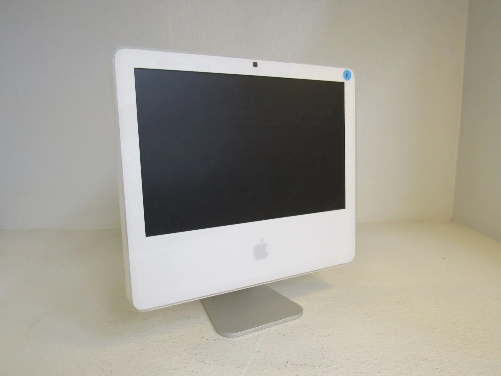 Apple iMac 17 in All In One Computer Bare Unit E White/Gray 1GB RAM A1195 -- Used