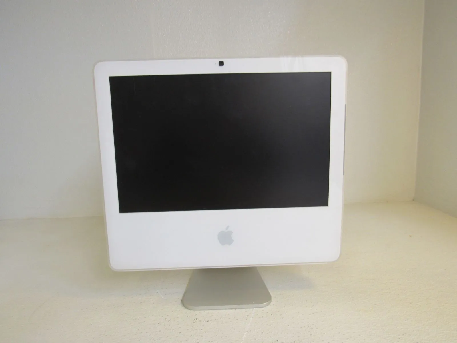 Apple iMac 17 in All In One Computer Bare Unit K White/Gray 1GB RAM A1195 -- Used