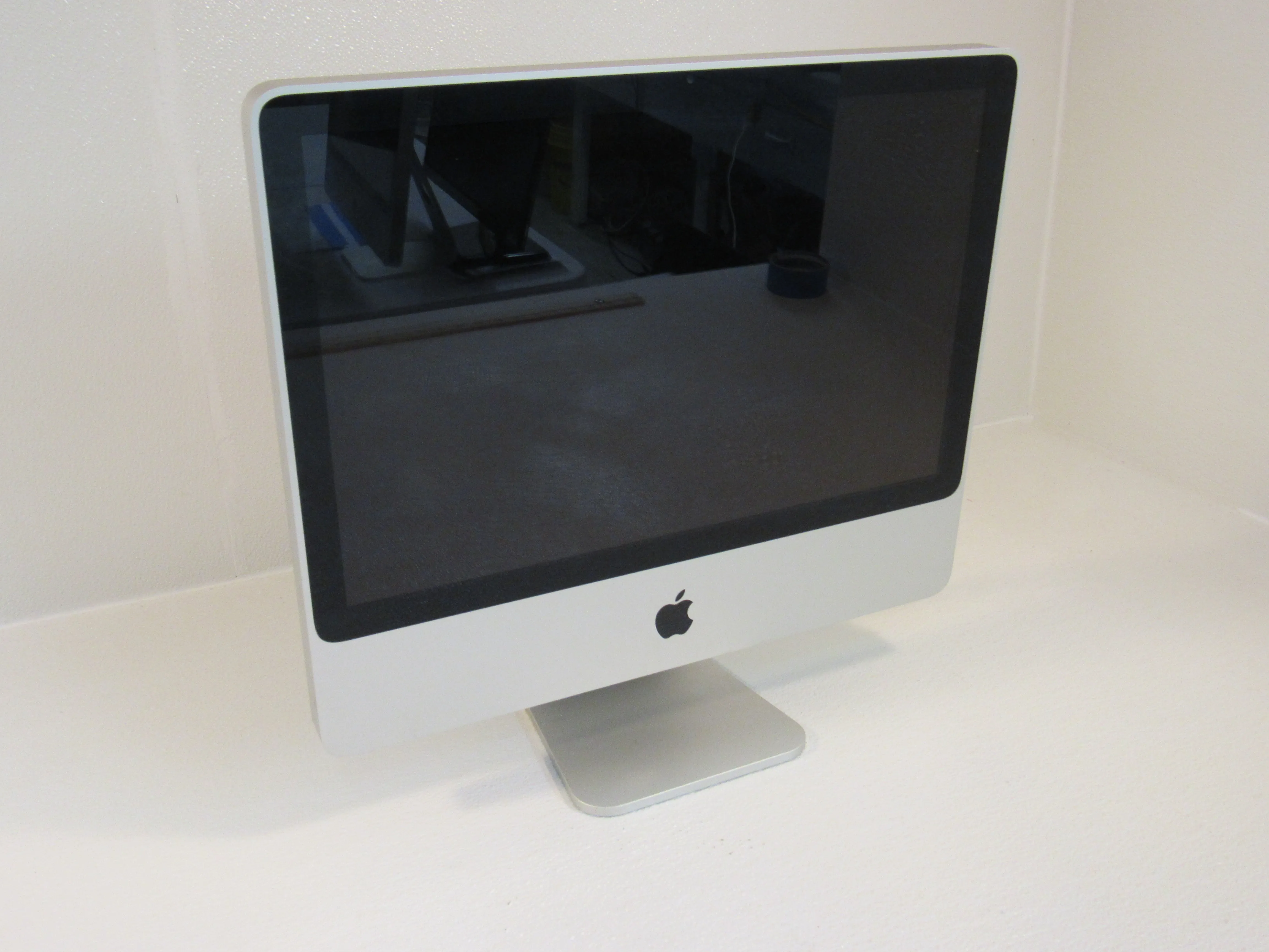 Apple iMac 8.1 20 Inch All In One Computer 2GHz Intel Core 2 Duo A1224 -- Used