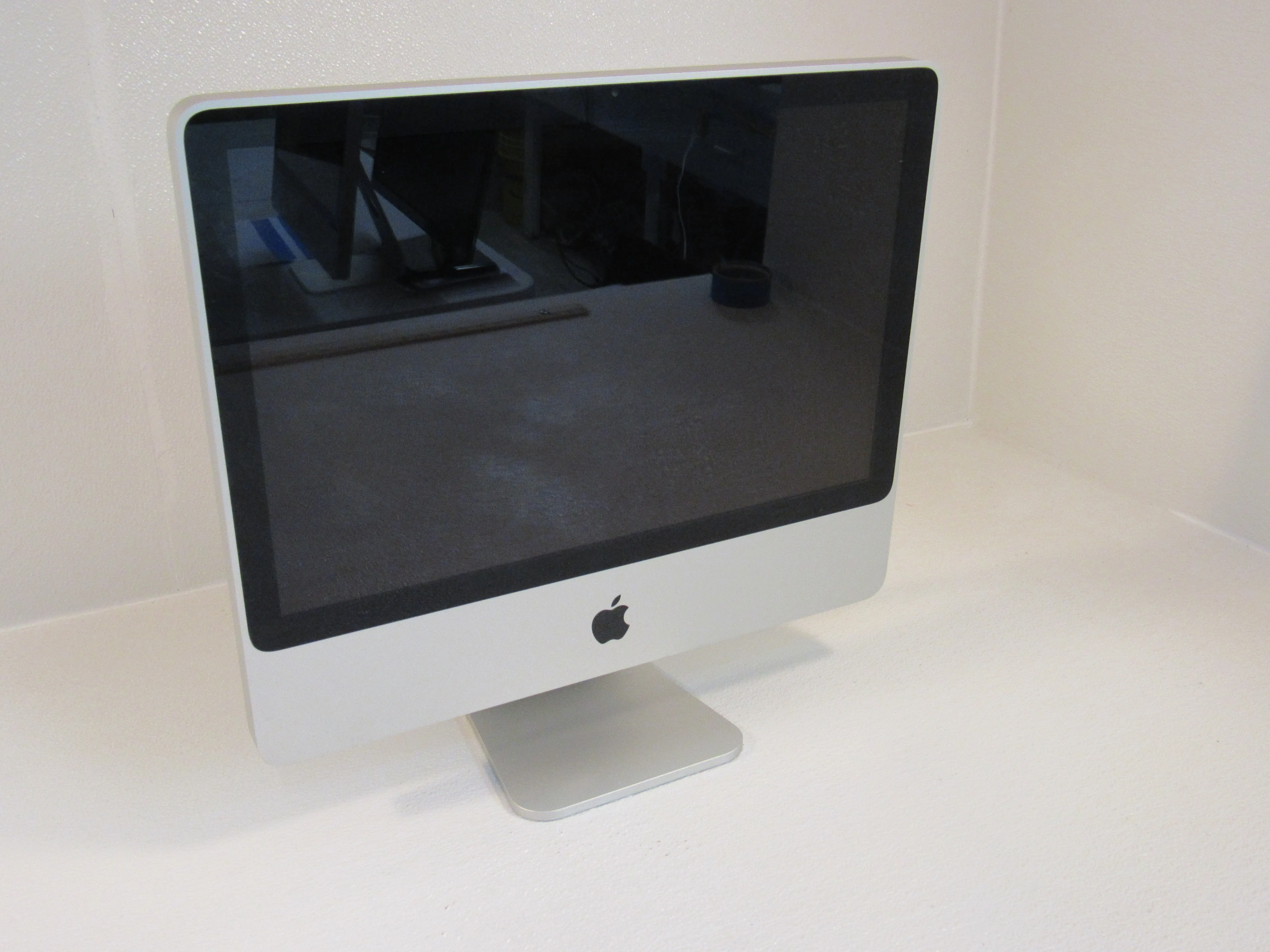 Apple iMac 8.1 20 Inch All In One Computer 2GHz Intel Core 2 Duo A1224 -- Used