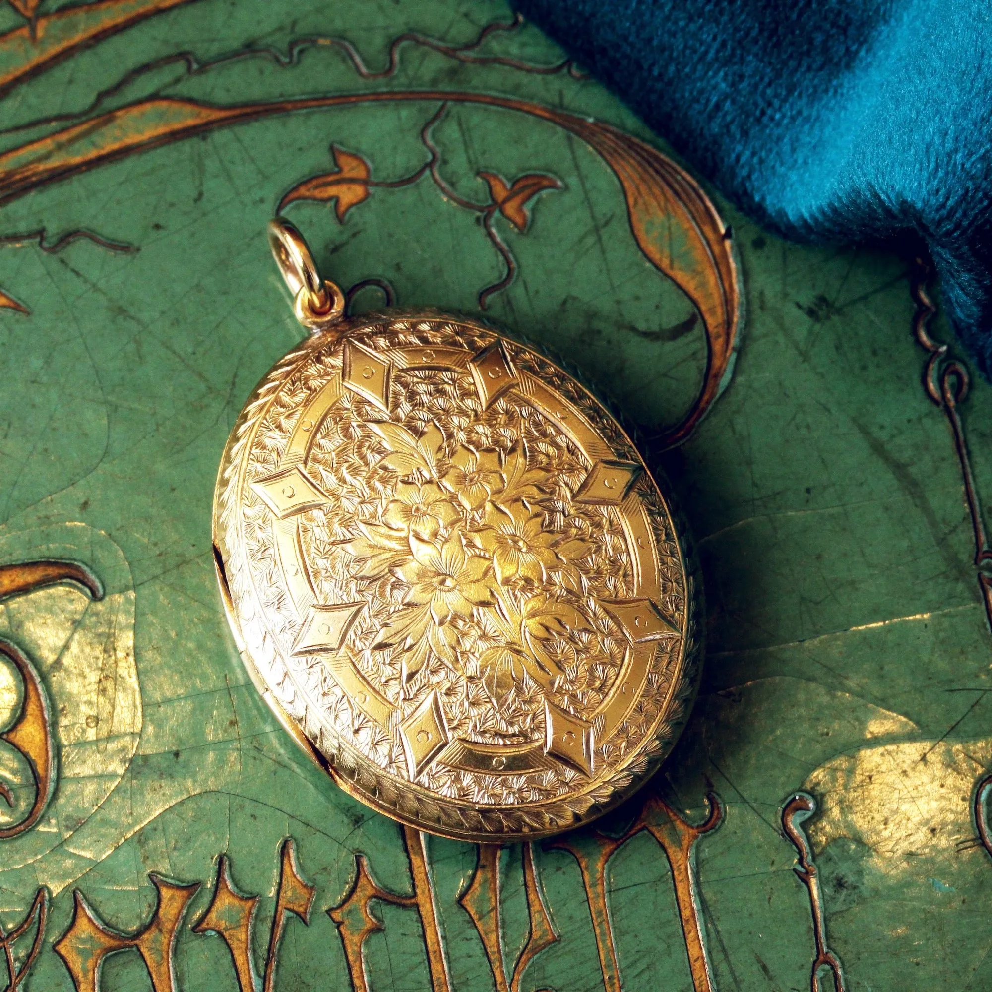 Impressive Florabunda Victorian 'Pinchbeck' Locket & Collarette