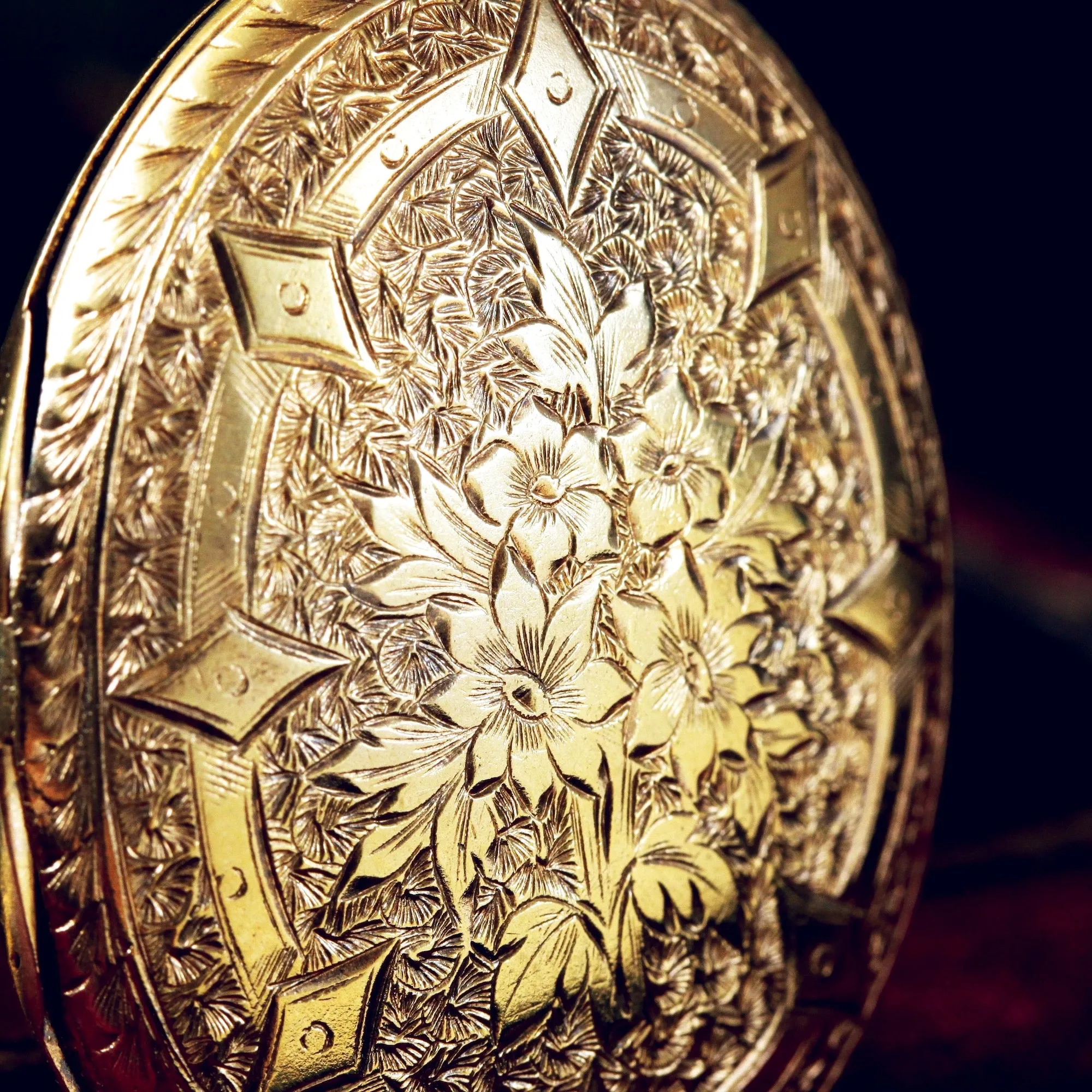 Impressive Florabunda Victorian 'Pinchbeck' Locket & Collarette