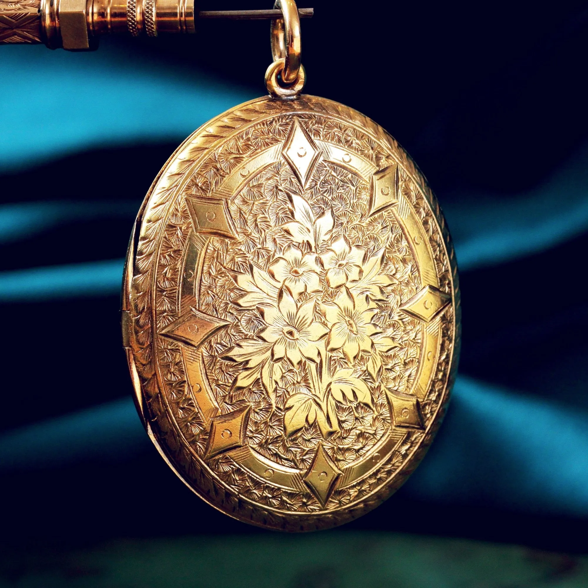 Impressive Florabunda Victorian 'Pinchbeck' Locket & Collarette