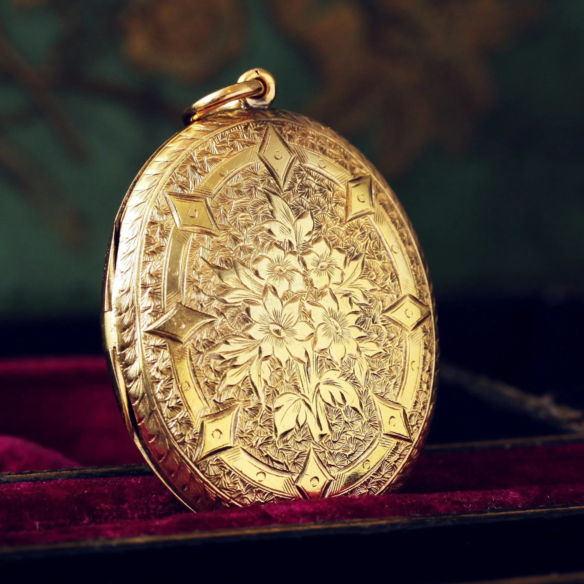 Impressive Florabunda Victorian 'Pinchbeck' Locket & Collarette